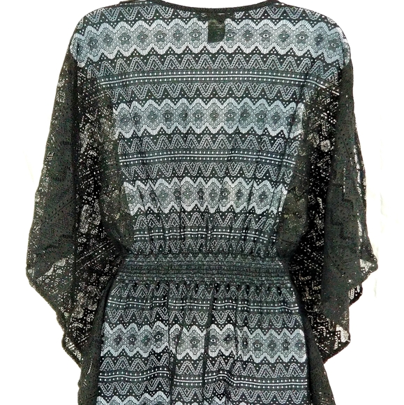 LOLA B. FLORAL LACE BATWING PEEPSLEVE BLACK TOP - Picture 2 of 7